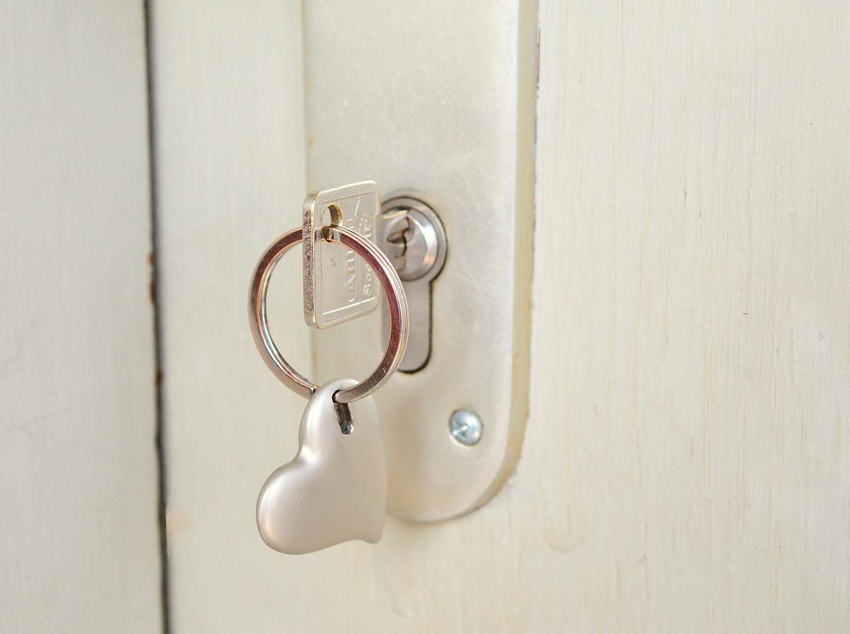 Szukasz drzwi do galerii handlowej, biura lub do szpitala? Sprawdź drzwi aluminiowe EI30!